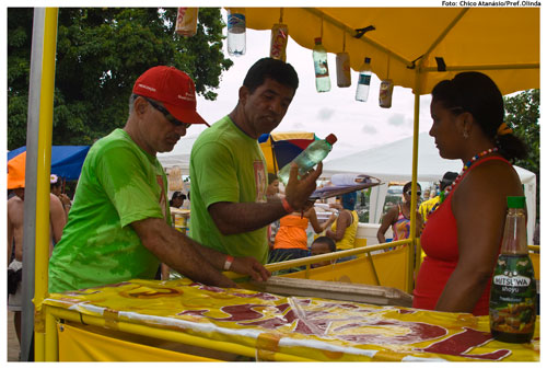 Agentes do controle urbano vistoriam o comércio no Carnaval 2010. Foto: Chico Atanásio/Pref. Olinda