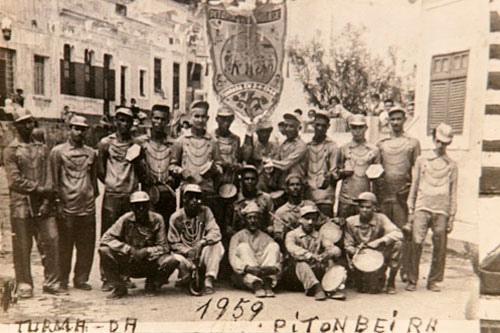 Integrantes do bloco Pitombeira dos Quatro Cantos em 1959. Foto: Acervo de Passarinho/Pref. Olinda