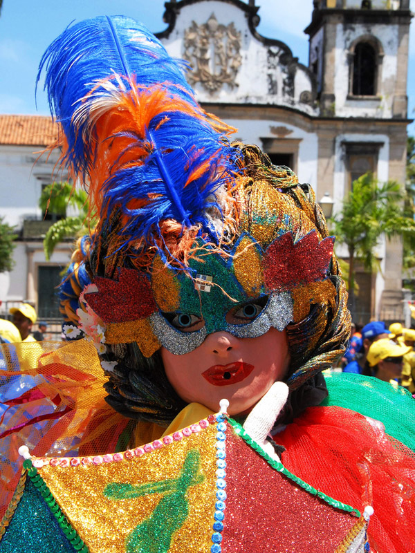 Clóves (Clowns, personagens inspirados nos mascarados do Carnaval de Veneza) em frente ao Mosteiro de São Bento. Foto: Passarinho/Pref.Olinda