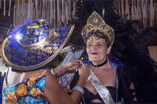 Terceira idade se prepara para cair na folia na prévia do Bloco Folia Sem Idade - Foto: Chico Santiago/Pref.Olinda Foto do Bloco Folia sem Idade - Foto: Chico Santiago/Pref.Olinda
