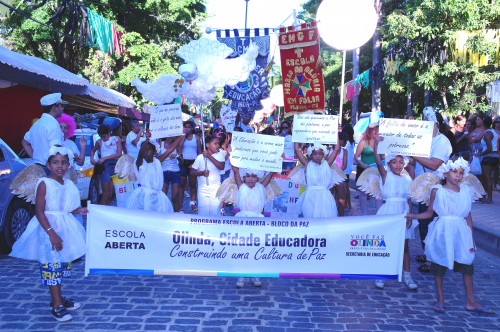 Crianças do Escola Aberta desfilaram no Bloco da Paz em 2011. Foto: Secretaria de Educação de Olinda Crianças do Escola Aberta desfilaram no Bloco da Paz em 2011. Foto: Secretaria de Educação de Olinda