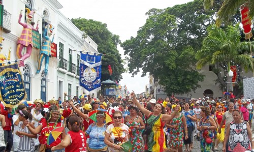 Centenas de pessoas acompanharam a agremiação, que promoveu a escolha do rei e da rainha do carnaval - Foto: Secretaria de Saúde de Olinda