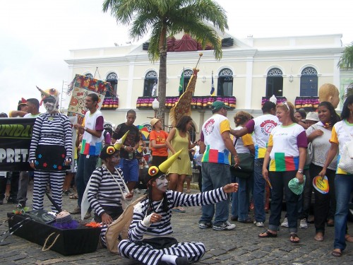 Caracterizados de mosquitos da dengue, artes-educadores percorreram rua de Olinda propondo enterrar doença - Foto: Secretaria de Saúde de Olinda. Caracterizados de mosquitos da dengue, artes-educadores percorreram rua de Olinda propondo enterrar doença - Foto: Secretaria de Saúde de Olinda.