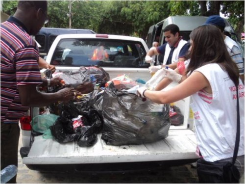 Equipe da Vigilância Sanitária faz apreensão de alimentos no desfile das Virgens do Bairro Novo - Foto: Secretaria de Saúde de Olinda Equipe da Vigilância Sanitária faz apreensão de alimentos no desfile das Virgens do Bairro Novo - Foto: Secretaria de Saúde de Olinda
