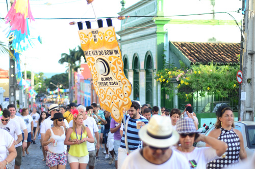 Fundando em 2010, bloco Vai e Bem do Bonfim sobe e desce apenas esta rua. - Foto: Jan Ribeiro/Pref.Olinda