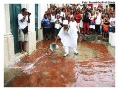 Lavagem das escadarias da Igreja do Bonfim em 2004. Foto: Passarinho/Pref.Olinda Lavagem das escadarias da Igreja do Bonfim em 2004. Foto: Passarinho/Pref.Olinda