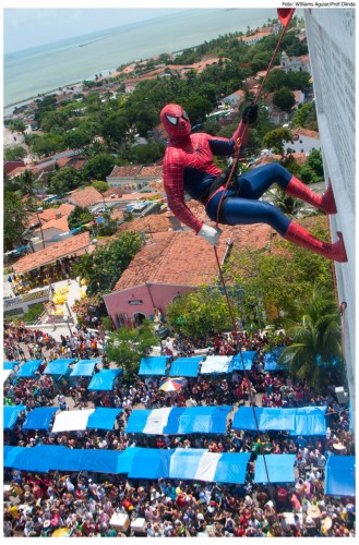 Performance do Homem Aranha descendo o prédio da Caixa D´Água na Sé. Foto: Williams Aguiar/Pref. Olinda