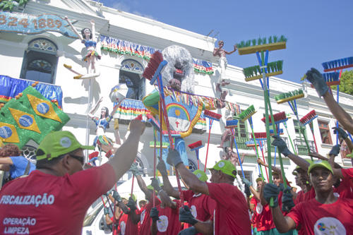 Durante o carnaval, 80 mil litros de água e 600 litros de essência de eucalipto mais um bactericida serão utilizados, todos os dias, para lavar as ruas da cidade. - Foto: Jan Ribeiro/Pref.Olinda