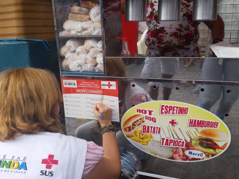 Na hora de fazer um lanche, é importante observar se o estabelecimento possui o adesivo de fiscalização da vigilância sanitária e checar quando foi feita a última vistoria. Foto: Secretaria de Comunicação