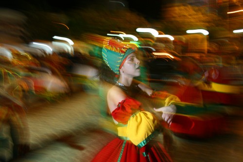 O Maracatudo Nação Camaleão ensaia este domingo no Mercado da Ribeira. Foto: Renato Spencer/Santo Lima/Fundarpe