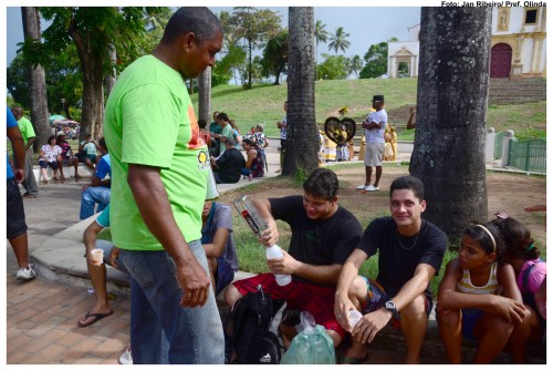 Para garantir a segurança nas prévias e no Carnaval da cidade, agentes do Controle Urbano de Olinda trocam garrafas de vidro por vasilhames de plástico. Foto: Jan Ribeiro/Pref.Olinda Para garantir a segurança nas prévias e no Carnaval da cidade, agentes do Controle Urbano de Olinda trocam garrafas de vidro por vasilhames de plástico. Foto: Jan Ribeiro/Pref.Olinda