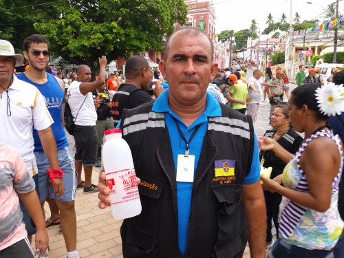 Houve reforço nos serviços disponibilizados pela Prefeitura de Olinda, como a ação de Controle Urbano, que procedeu com a troca de recipientes de vidro por garrafas plásticas. Foto: Rodrigo Barradas/Pref.Olinda Houve reforço nos serviços disponibilizados pela Prefeitura de Olinda, como a ação de Controle Urbano, que procedeu com a troca de recipientes de vidro por garrafas plásticas. Foto: Rodrigo Barradas/Pref.Olinda