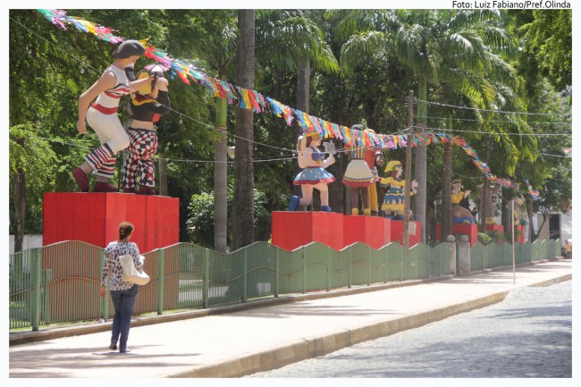 A cenografia deste ano é em homenagem a Bajado, artista que pintou o Carnaval e a vida cotidiana do olindense. Foto: Luiz Fabiano/Pref.Olinda
