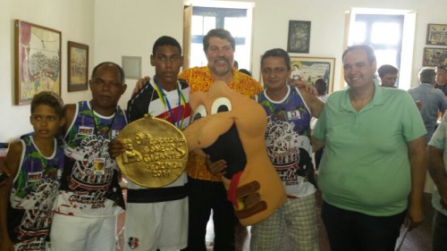 Entrega da medalha ao vencedor da categoria Mascote de Time de Futebol pelo prefeito Renildo Calheiros.