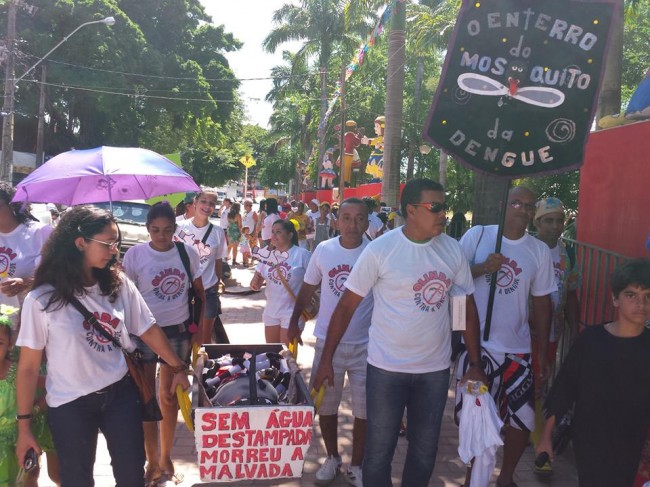 A troça tem caráter socioeducativo e é feita para celebrar a redução, entre 2003 e 2014, de 76% dos casos no município. Tendo sido reduzidas a praticamente zero as ocorrências de óbito decorrentes da doença. Foto: Tiago Peixoto/Pref.Olinda