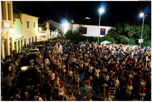 O boneco John Travolta fez a festa dos foliões pelas ruas de Olinda, no último dia 26 de janeiro. Foto: Anizio Silva/Pref.Olinda