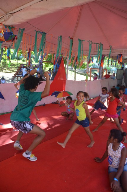 Filhos de comerciantes que trabalham no Carnaval também se divertem Foto: Marcelo Soares/ Pref.Olinda