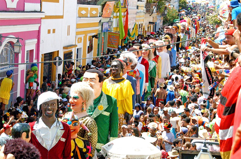 Desfile dos Bonecos Gigantes. Fonte: INRC Frevo/Acervo IPHAN-PE.