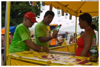 Após cadastro, comerciantes devem passar por capacitação e constante vigilância na venda de comidas e bebidas. - Foto: Chico Atanásio/Pref. Olinda
