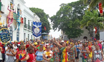 Centenas de pessoas acompanharam a agremiação, que promoveu a escolha do rei e da rainha do carnaval - Foto: Secretaria de Saúde de Olinda