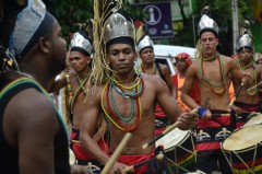 O Maracambuco arrasta multidões com seus tambores. - Foto: Jan Ribeiro/Pref.Olinda