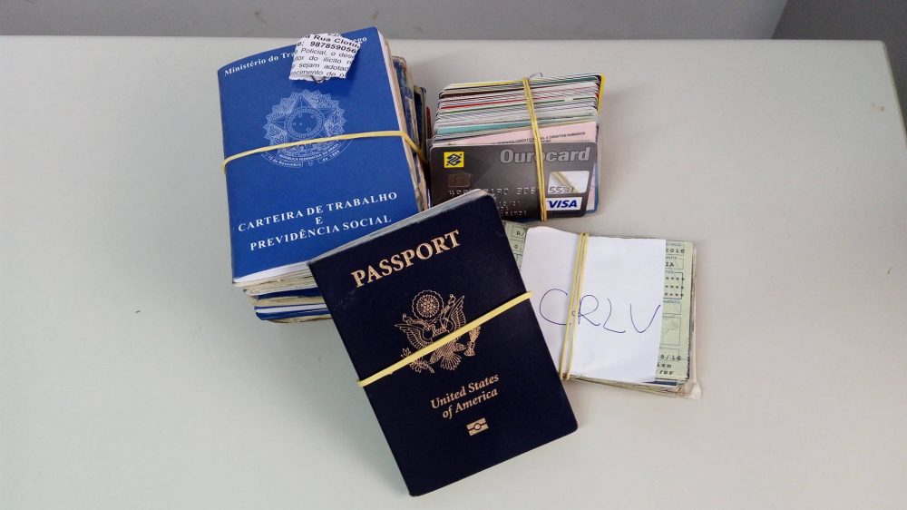 Cartões de crédito, passaporte, carteira de trabalho e documentos de veículos são alguns dos itens encontrados. Foto: divulgação Prefeitura de Olinda